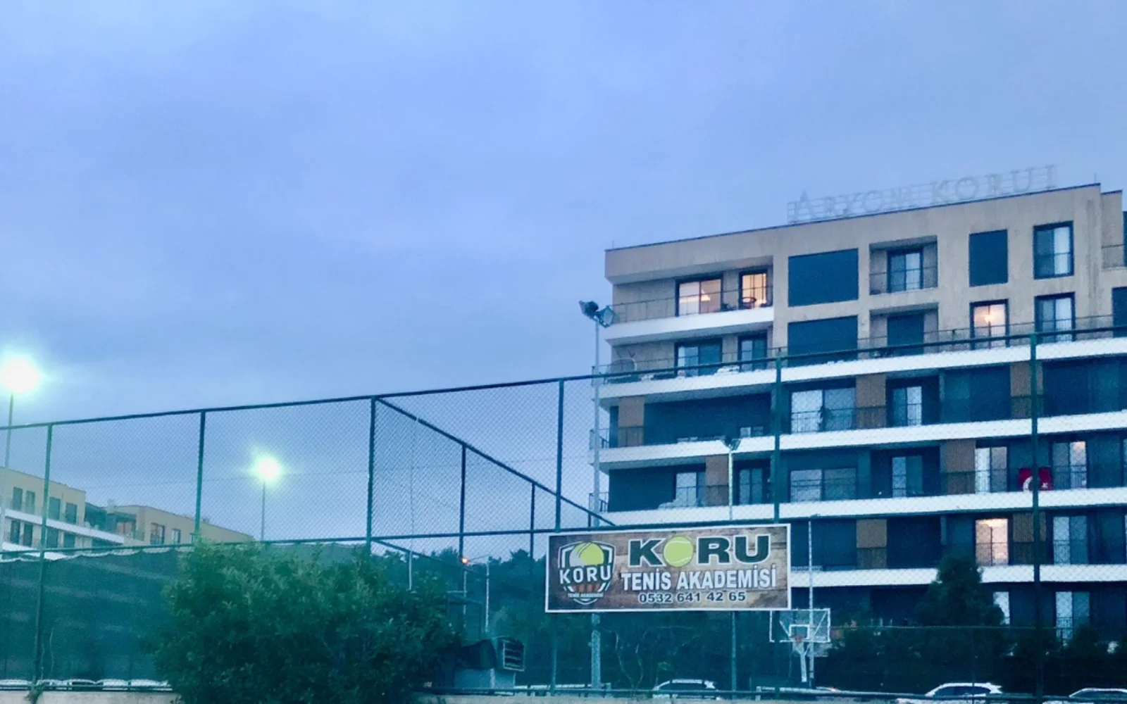 Koru Tenis Akademisi tesis görünümü