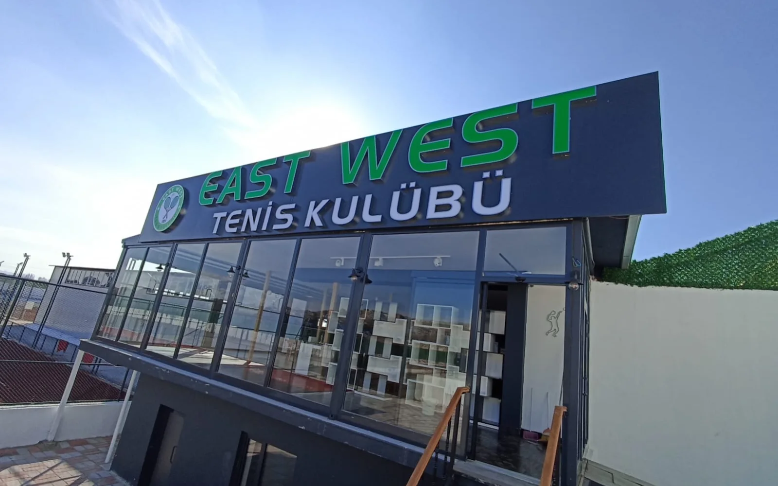 East West Tenis Kulübü tesis görünümü